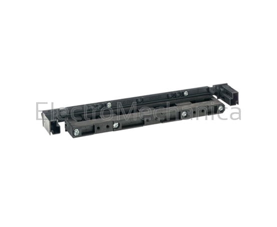 UC820 FLAT 4P BUSBAR SUPPORT 630A