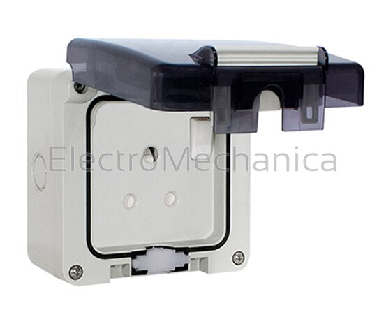 137.6111 15A IP67 2P+E SURFACE SWTH SOCKET